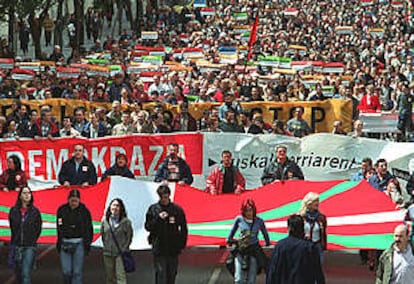 Imagen de la manifestación convocada por Batasuna ayer en Bilbao.