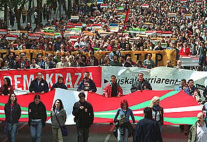 Imagen de la manifestación convocada por Batasuna ayer en Bilbao.