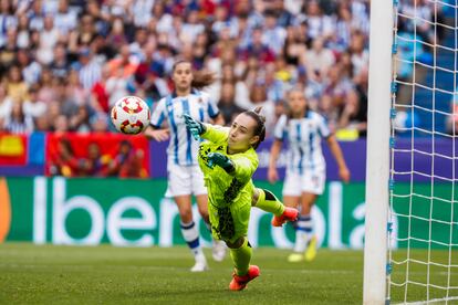 La guardameta de la Real Sociedad, Elene Lete, despeja el balón en una acción del partido.