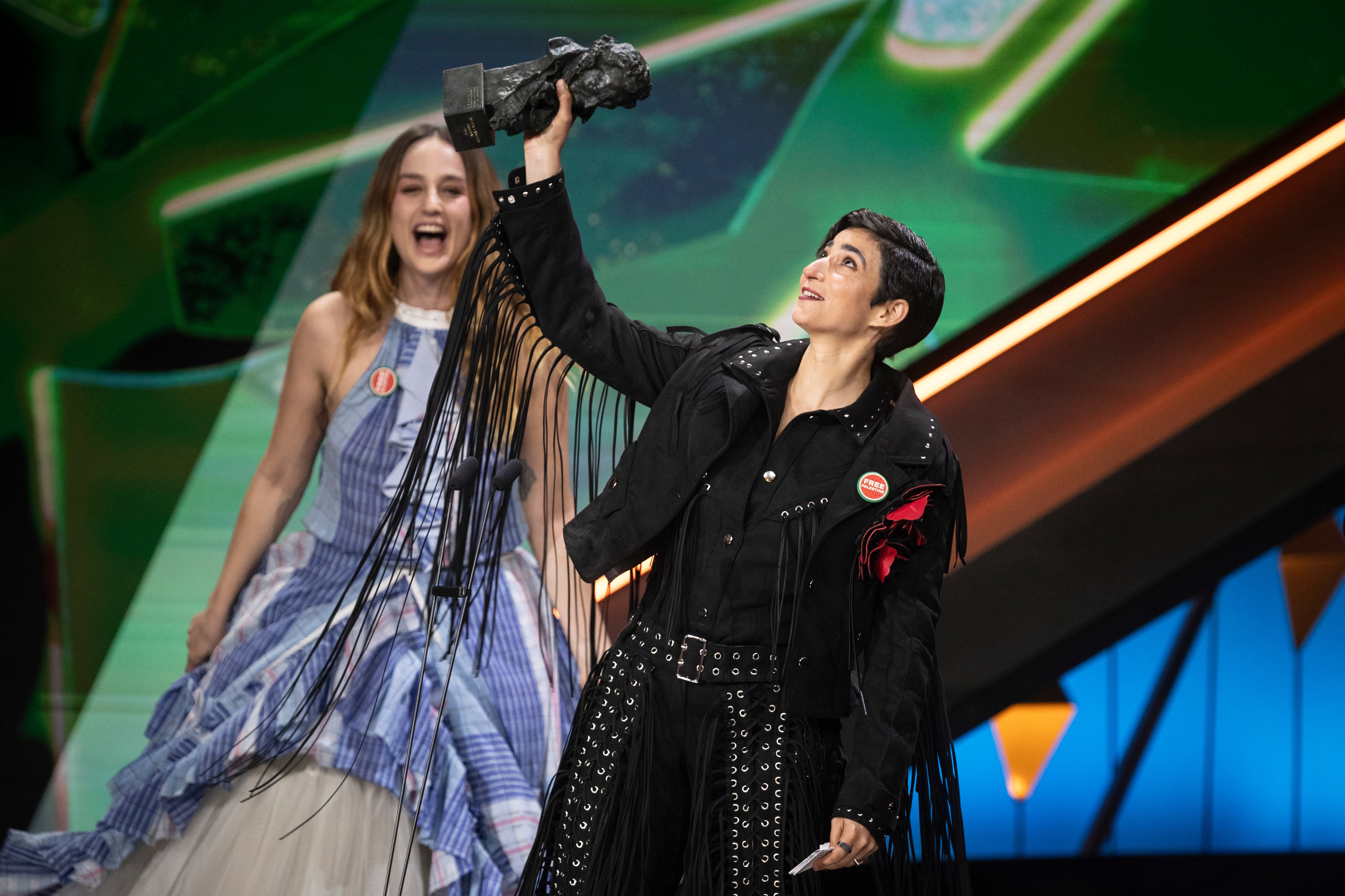 Alba Flores dedica el Goya a mejor canción original a su padre.