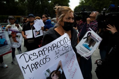 Cerca del medio día, el colectivo publicó el siguiente mensaje en sus redes sociales: “Estamos familiares del colectivo en una manifestación pacífica en la estela de la paz para exigir que cese la violencia en el país. Esta toma de la escalada por la paz es reflejo de nuestra resistencia contra quienes decidieron violar la constitución y no escuchar a las víctimas. En breve se desplegará una manta monumental con nuestro mensaje contra la militarización del país”.