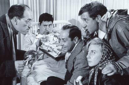 Cassen se toma el Cola Cao mientras José Luis López Vázquez, Gracita Morales, Manuel Alexandre y Alfredo Landa traman su 'Atraco a las tres' (1962).