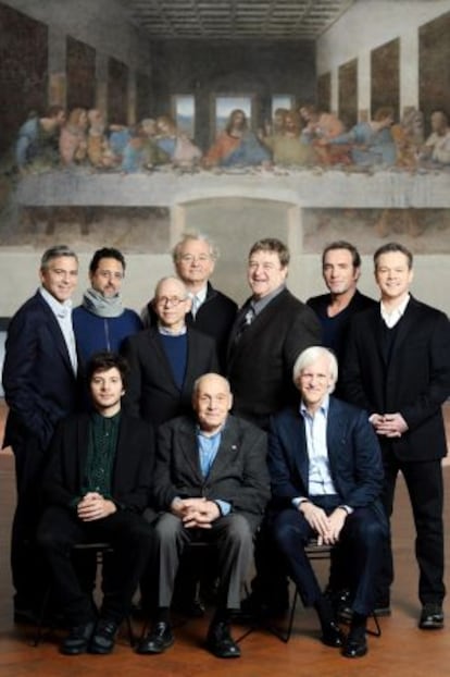 George Clooney, Grant Heslov, Dimitri Leonidas, Bob Balaban, Bill Murray, Harry Ettlinger, John Goodman, Robert Edsel, Jen Dujardin y Matt Damon, delante de 'La última cena', de Leonardo de Vinci, en Milán.