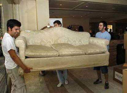 Empleados del hotel Villamagna sacaban ayer los muebles.