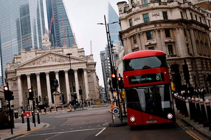 Un autobús circula por la ciudad financiera de Londres, este lunes.