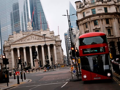 Un autobús circula por la ciudad financiera de Londres, este lunes.