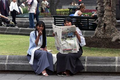 Dos muchachas en un parque de Quito (Ecuador).