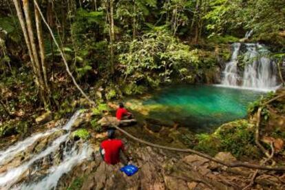 Poza en la cascada del Antílope, en el parque nacional Mayflower Bocawina (Belice).