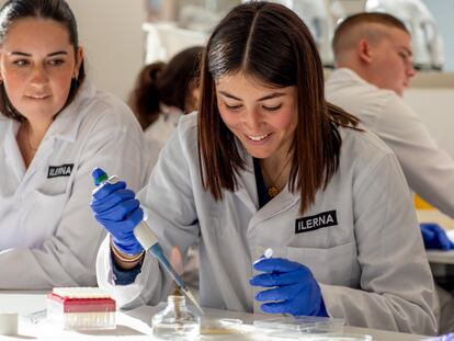 Todas las titulaciones de ILERNA cuentan con el reconocimiento del Ministerio de Educación y Formación Profesional. En la foto, prácticas de laboratorio.