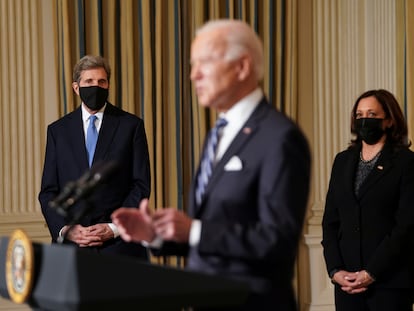 El presidente Joe Biden acompañado del zar del clima de la Administración, John Kerry, y la vicepresidenta, Kamala Harris, en la Casa Blanca.