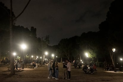 Jóvenes reunidos en el parque del Oeste, el pasado viernes.