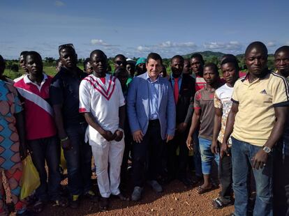 Joan Roca con jóvenes agricultores de Jere que participan en su proyecto Food Africa.