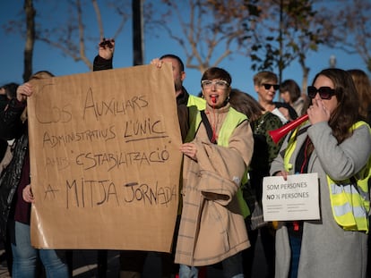 Protesta de los trabajadores interinos de la Generalitat durante el acto de adjudicación de plazas, el 15 de diciembre.