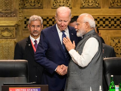 El presidente de Estados Unidos, Joe Biden, saluda al primer ministro indio, Narendra Modi, en presencia del canciller alemán, Olaf Scholz, en la reunión del G-20 de noviembre en Bali (Indonesia).