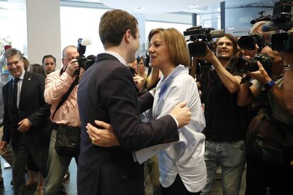 María Dolores de Cospedal y Pablo Casado se saludan al presentar sus apoyos.