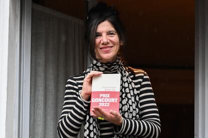 Brigitte Giraud con su novela 'Vivre Vite' (Flammarion) en la ventana del Drouant, el restaurante donde se falla el premio.