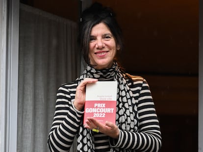 Brigitte Giraud con su novela 'Vivre Vite' (Flammarion) en la ventana del Drouant, el restaurante donde se falla el premio.