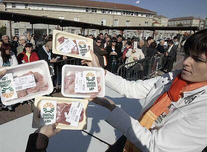Bandejas de carne gratis repartidas por los ganaderos ante la sede de la Xunta.