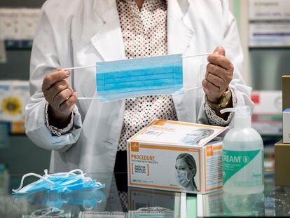 Una farmacéutica despacha unas mascarillas.