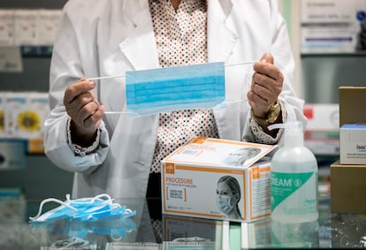 Una farmacéutica despacha unas mascarillas.