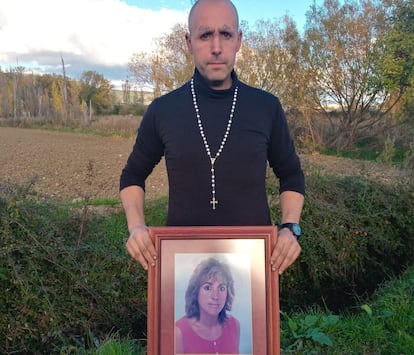 Iosu Aristregui posa con un cuadro con la imagen de su madre, asesinada por su marido en 2002 en Villava (Navarra).