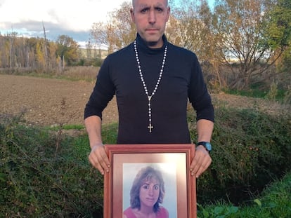 Iosu Aristregui posa con un cuadro con la imagen de su madre, asesinada por su marido en 2002 en Villava (Navarra).