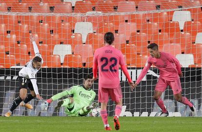 GRAFCVA9439. VALENCIA, 08/11/2020.- Los jugadores del Real Madrid, Isco y Varane observan como entra el balón en el segundo gol anotado al valenciaC,, durante el partido correspondiente a la 9º jornada de LaLiga jugado en el campo de Mestalla (Valencia).EFE/ Kai Försterling