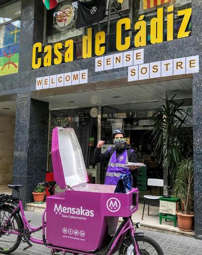 Un trabajador de la cooperativa Mensakas, frente a la Casa de Cádiz.