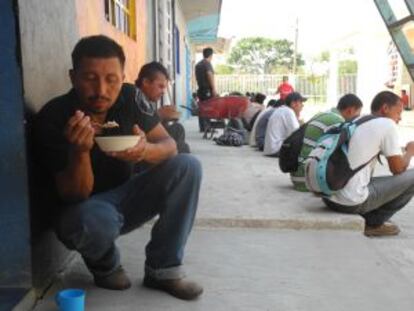 El hondureño Leonardo Reyes, durante su almuerzo en el albergue de inmigrantes de Tenosique (sur de México). Llevaba nueve años en Nueva Orleans cuando lo deportaron el año pasado. Allí tiene a su esposa y dos hijos.