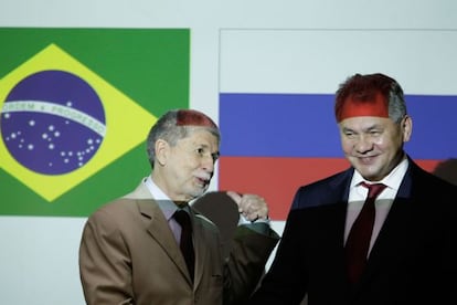 Los mininistros de defensa de Brasil y Rusia, el miércoles en Brasilia
