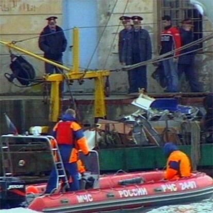 Los equipos de rescate trabajan en la zona en la que se estrelló el aparato.