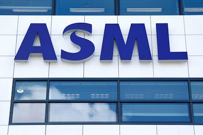 Logo de ASML en la sede central de Veldhoven, en Holanda.