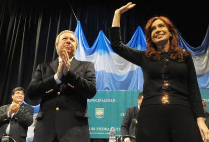 Cristina Fern&aacute;ndez de Kirchner, junto al gobernador de la provincia argentina de Santa Cruz, Daniel Peralta, el pasado 20 de abril en R&iacute;o Gallegos (Argentina). 