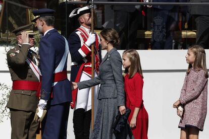 Los Reyes junto a sus hijas, la princesa Leonor y la infanta Sofía, a su llegada al desfile. Doña Letizia lució un modelo muy clásico de Varela. La princesa de rojo y la infanta con un traje abrigo.