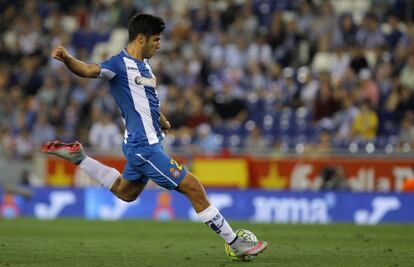 Asensio saca una falta ante el Valencia.