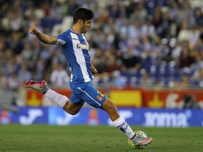 Asensio saca una falta ante el Valencia.