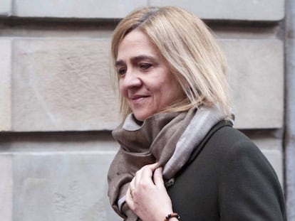La infanta Cristina afuera de su domicilio en Ginebra, este miércoles.