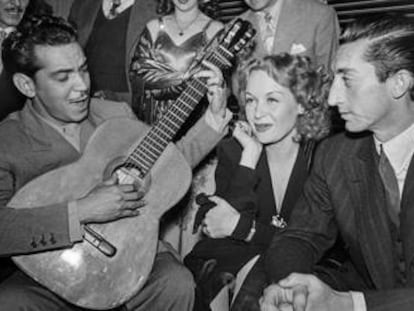 Hilda Krüger, entre o toureiro Manolete e o ator Cantinflas, em 1946.