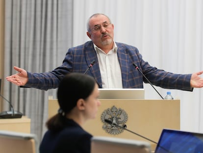El politólogo ruso Borís Nadezhdin gesticula en la sede de la Comisión Electoral Central tras el rechazo a su candidatura a las elecciones presidenciales del 17 de marzo.