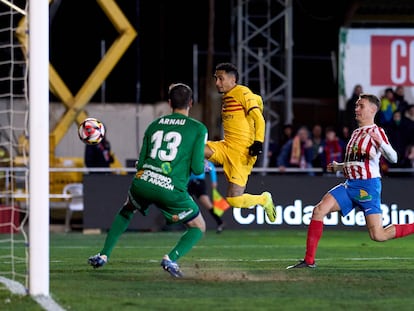 Raphinha marcó el segundo tanto del Barcelona en el campo del Barbastro.