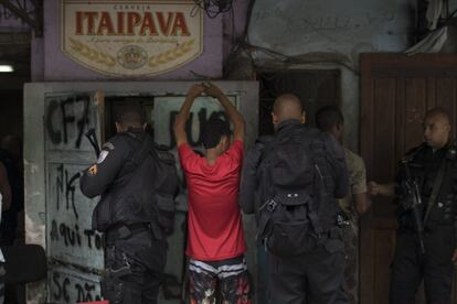 Moradores são revistados pela polícia na manhã em que que o governador Pezão diz que "Não vamos recuar dentro da Rocinha"