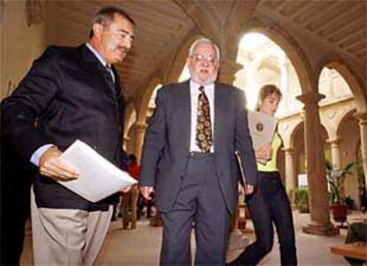 José María Martín (izquierda) e Ignacio Sotelo, tras la inauguración, ayer, de los cursos de Baeza.