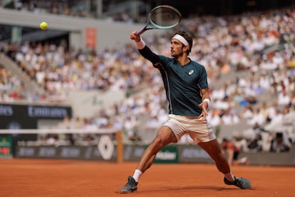 Musetti devuelve de revés durante el partido de cuartos ante Tiafoe.