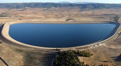 Agua del trasvase embalsada en la balsa de San Diego, en Villena, en la fase de pruebas de la infraestructura.