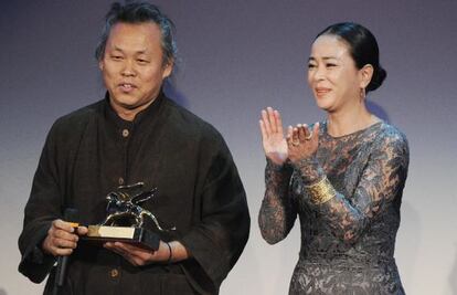 El director surcoreanao Kim Ki-duk posa con el Le&oacute;n de Oro.