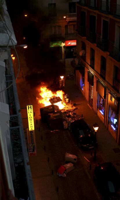 Un contenedor quemado en la calle Valverde.