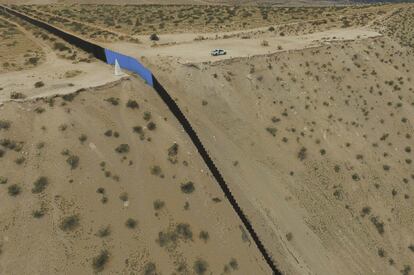 Vista aérea de la valla metálica entre México (izquierda) y EE UU (derecha) en Puerto Anapra, en el Estado de Chihuahua (México).