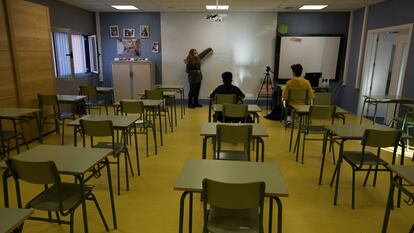 Una profesora da una clase por videoconferencia a una clase confinada, en un colegio de Madrid.