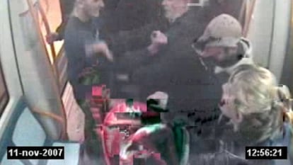 Captura de vídeo del momento en el que Josué Estébanez apuñala en el corazón a Carlos Palomino, en 2007