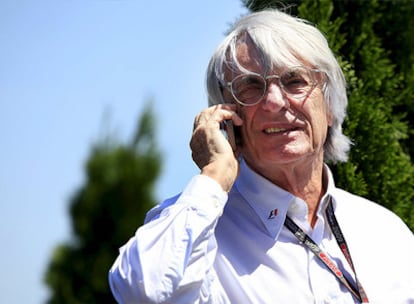 Bernie Ecclestone, presidente de Formula One Management, habla por su teléfono móvil.